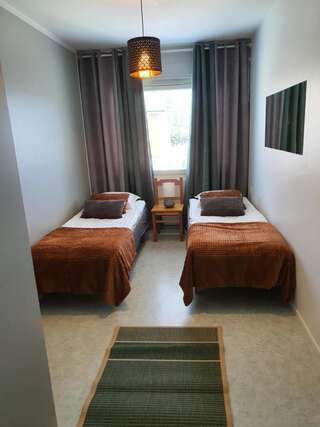 Отель Hotel Kuusanka Куусамо Двухместный номер с 2 отдельными кроватями и ванной комнатой-5